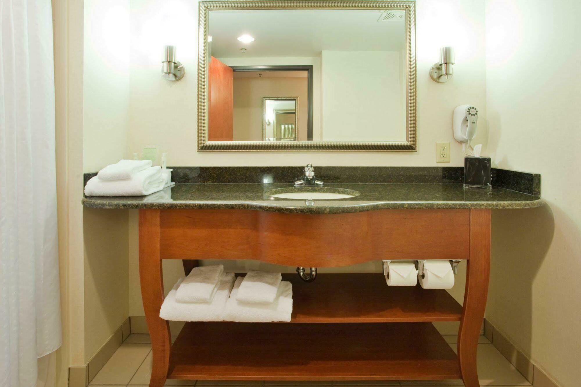 Holiday Inn Express Hotel & Suites Fredericksburg, An Ihg Hotel Chambre photo